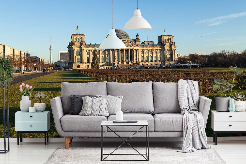 Papier peint photo - salon avec canapé gris et vue sur un bâtiment historique
