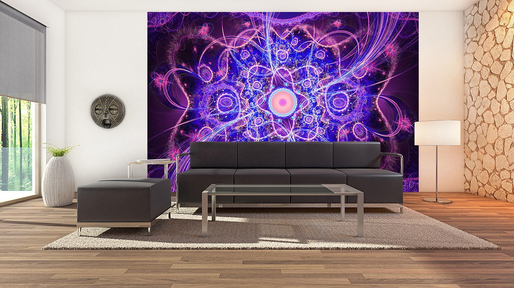 Fototapete - Ein modernes Wohnzimmer mit einer dominanten Wand mit violett-blauen Fraktal-Mustern, einem schwarzen Sofa und Holzböden