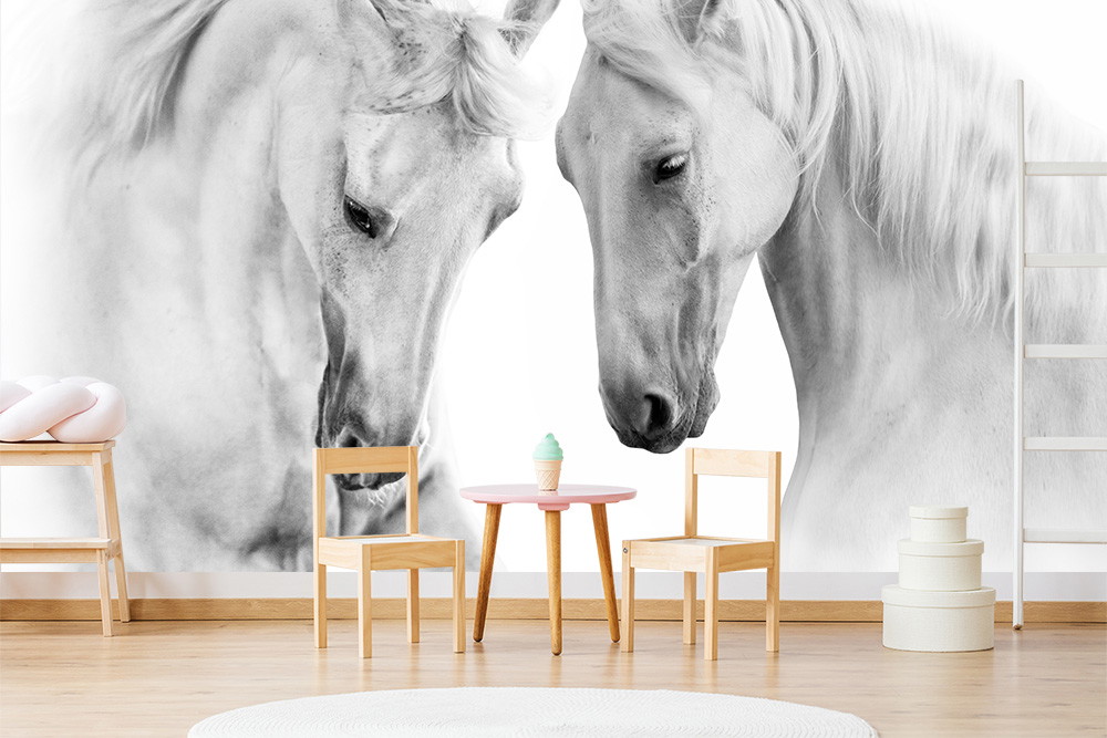 Fototapete - Zwei elegante weiße Pferde in Nahaufnahme hinter einem kleinen Tisch und Stühlen im Kinderzimmer