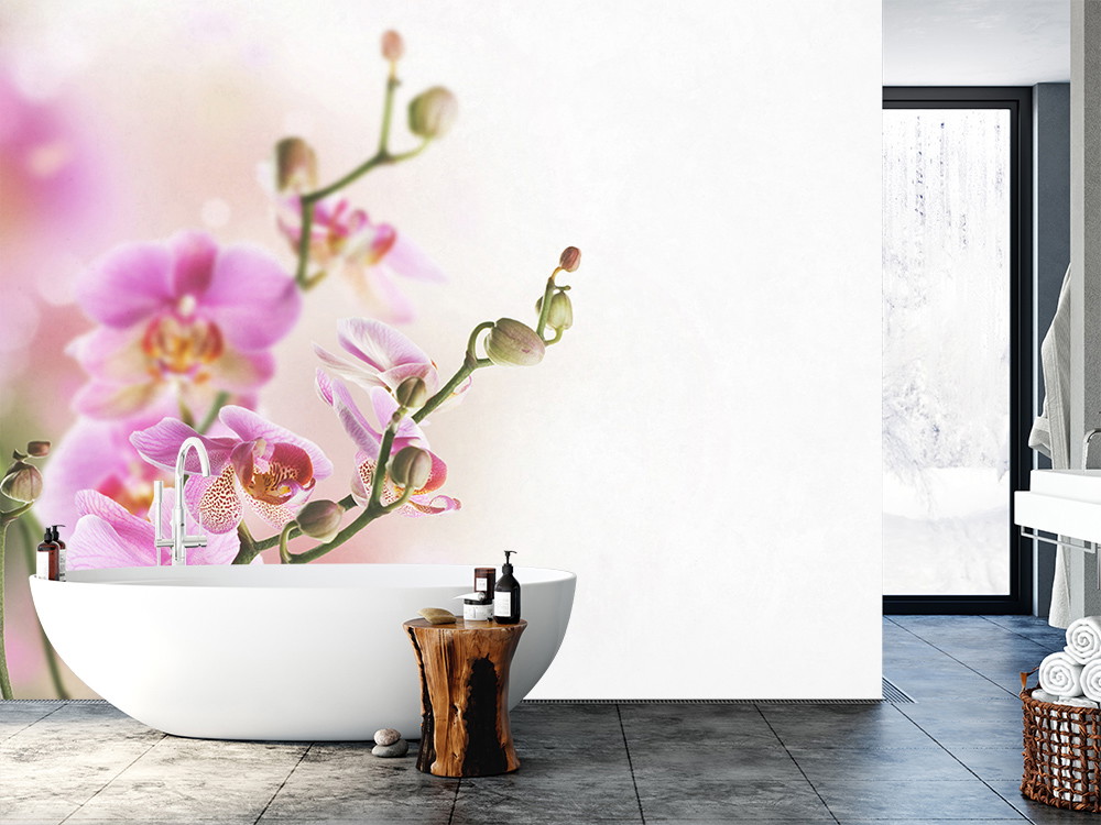 Fototapete - Helle Orchideenblüten an der Wand hinter einer freistehenden Badewanne in einem stilvollen Badezimmer