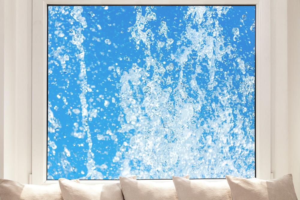 Fensterfolie mit Wasserspritzern