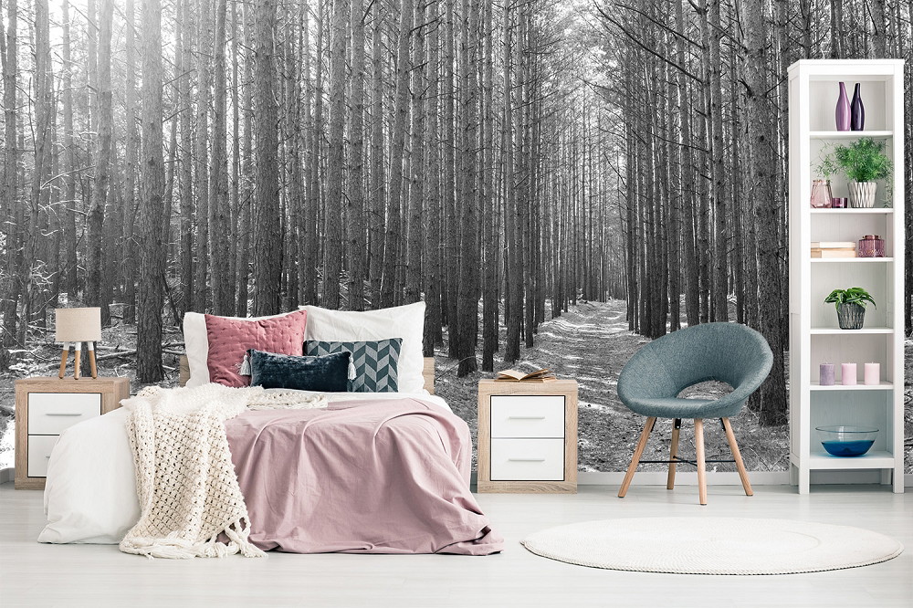 Fototapete - Moderne Schlafzimmerdekoration mit schwarz-weißem Waldfoto an der Wand