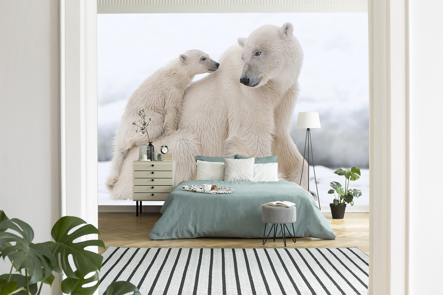 Fototapete - Ein Schlafzimmer mit Bett und einer Wand mit einem Bild von zwei Eisbären, die sich gegenseitig kuscheln.