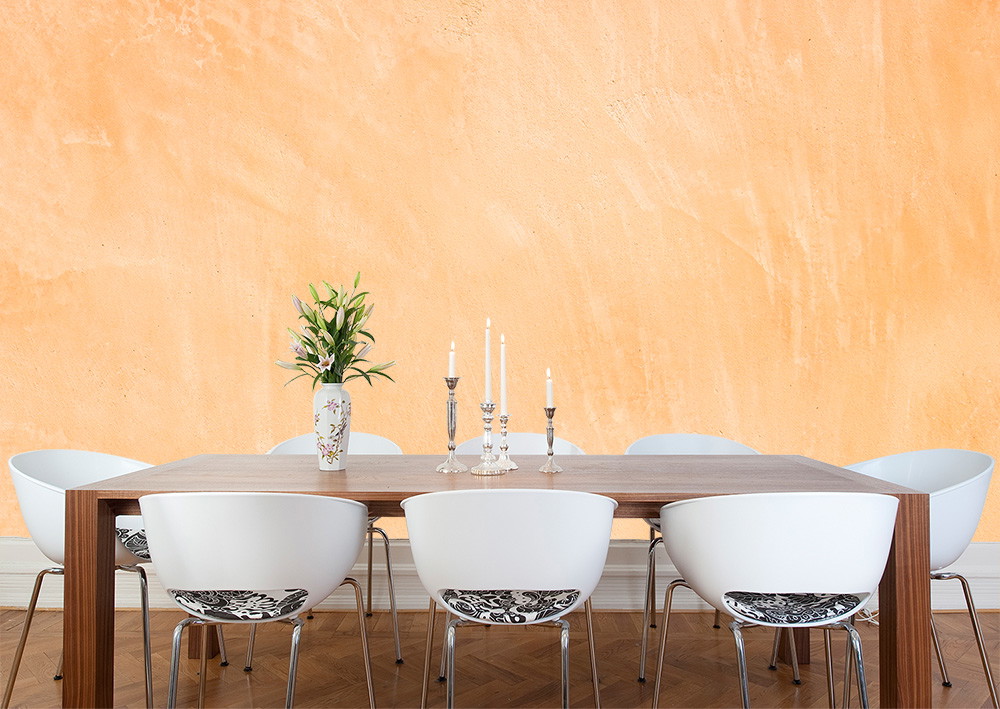 Papier peint photo - Salle à manger avec table en bois, chaises blanches et mur orange en arrière-plan