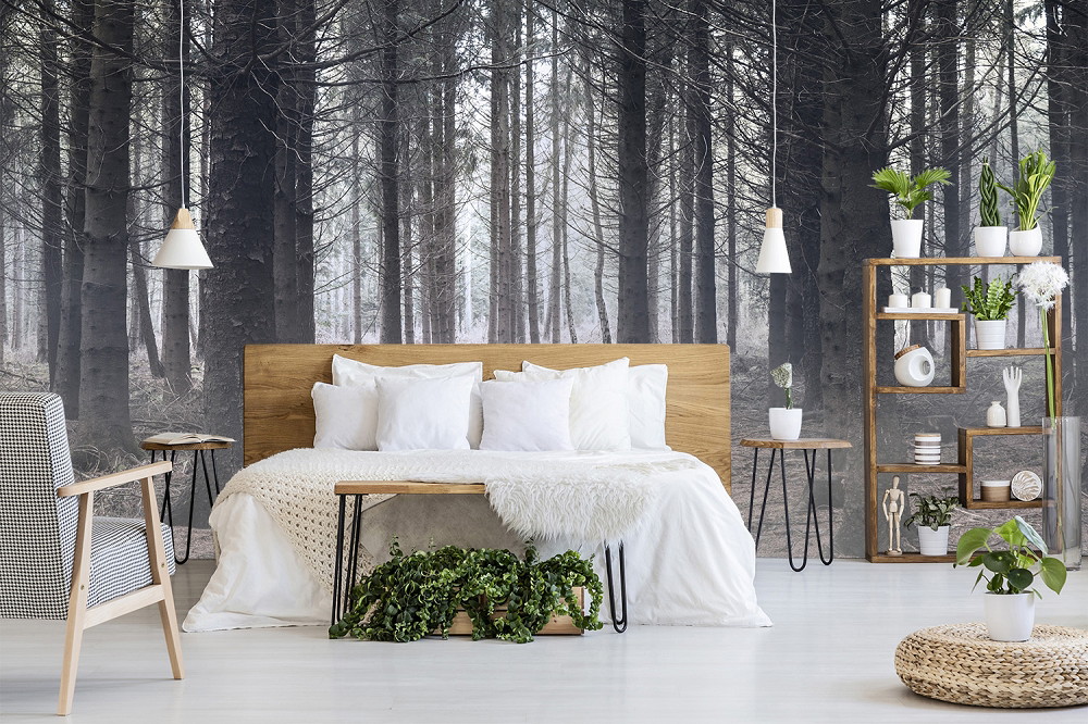 Fotomurale - Camera da letto accogliente con carta da parati naturale di una fitta foresta, mobili in legno e piante