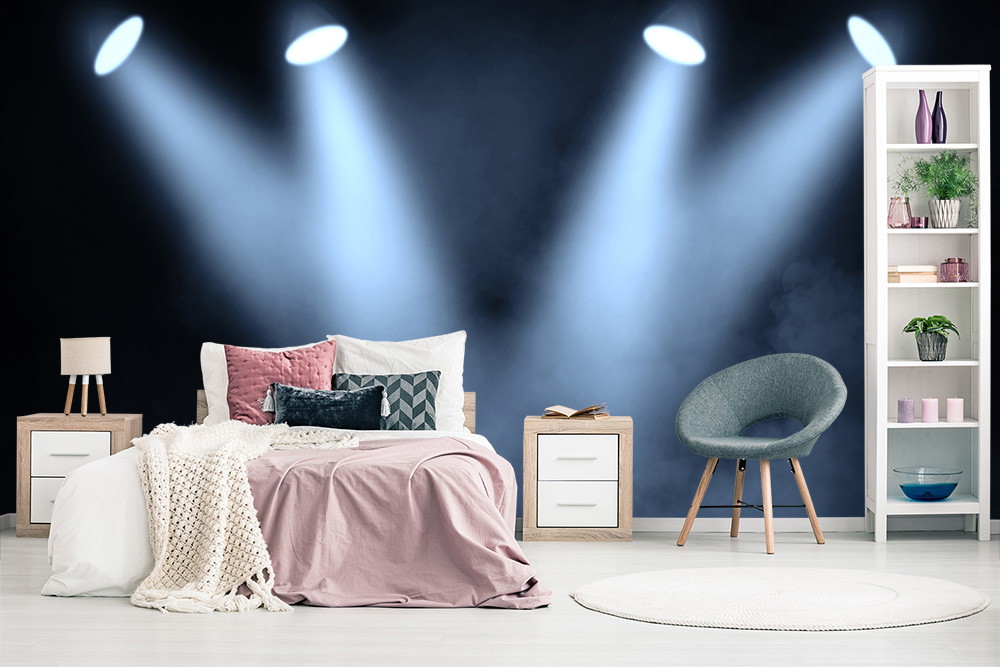 Fototapete - Stilvolles Schlafzimmer mit gemütlichem Bett, Designstuhl und Regal in moderner Einrichtung