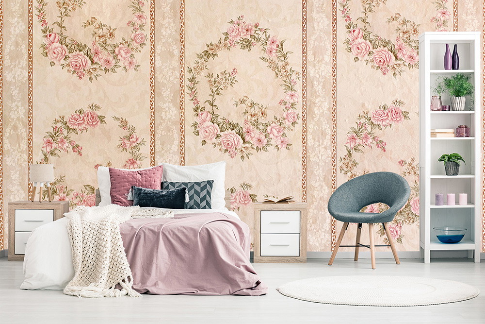 Fototapete - Schlafzimmer mit rosa Bettwäsche, floraler Tapete, Regalen und moderner Dekoration