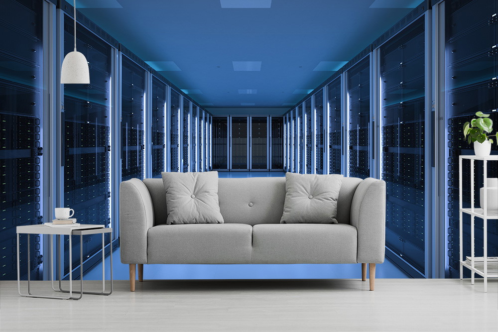 Fototapete - Wohnzimmer mit grauem Sofa und Tisch, hinter dem ein Serverraum zu sehen ist