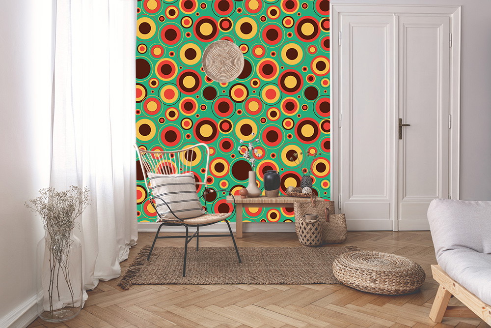 Fotobehang - Woonkamer met kleurrijk, cirkelvormig behang in retrostijl