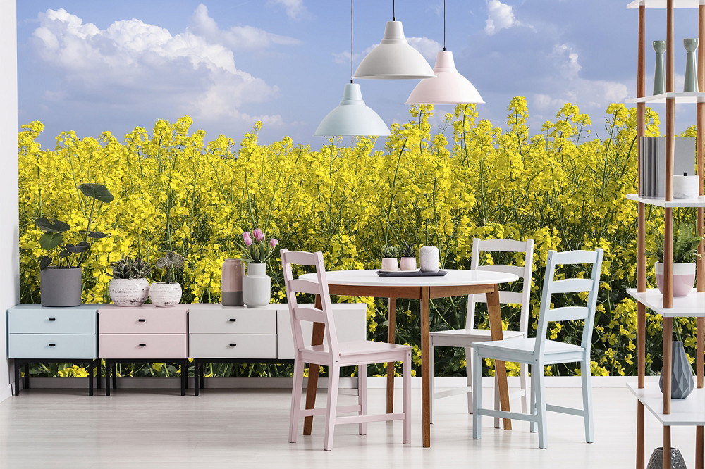 Papier peint photo - Salle à manger moderne avec un champ de colza jaune en arrière-plan et des meubles clairs