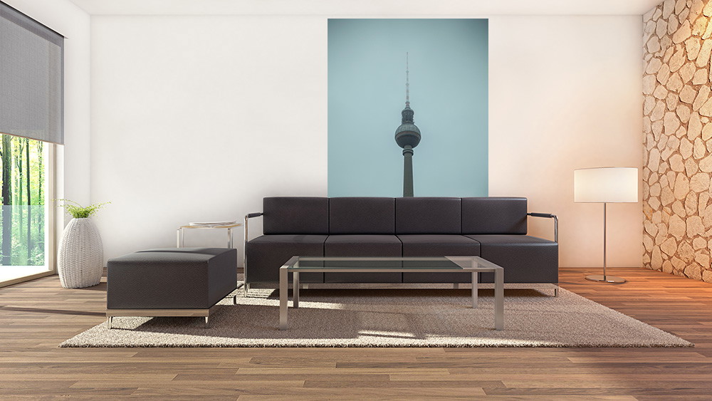 Fototapete - Wohnzimmer, das mit einem Fernsehturm-Motiv dekoriert ist, neben moderner Einrichtung und Glas-Couchtisch