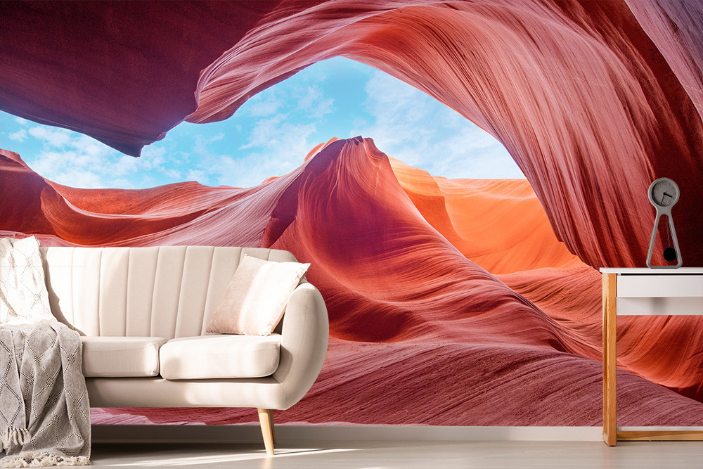 Fototapete - Wohnzimmer mit einer spektakulären Landschaft des Antelope Canyons, roten Sandsteinformationen und hellem Himmel