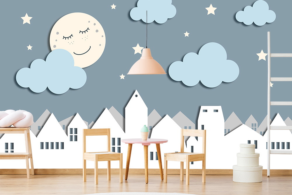Fototapete - Niedliches Kinderzimmer mit lächelndem Mond, blauen Wolken und Stadtlandschaft in Pastellfarben