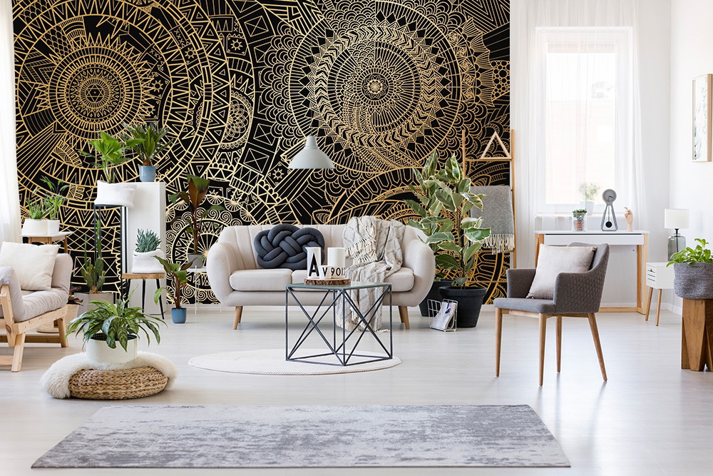 Fototapete - Modernes Wohnzimmer mit stilvoller schwarzer Tapete im Mandala-Design und eleganter Einrichtung