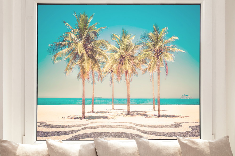 Fensterfolie bedruckt - Aussicht auf Palmen am weißen Sandstrand mit türkisfarbenem Meer