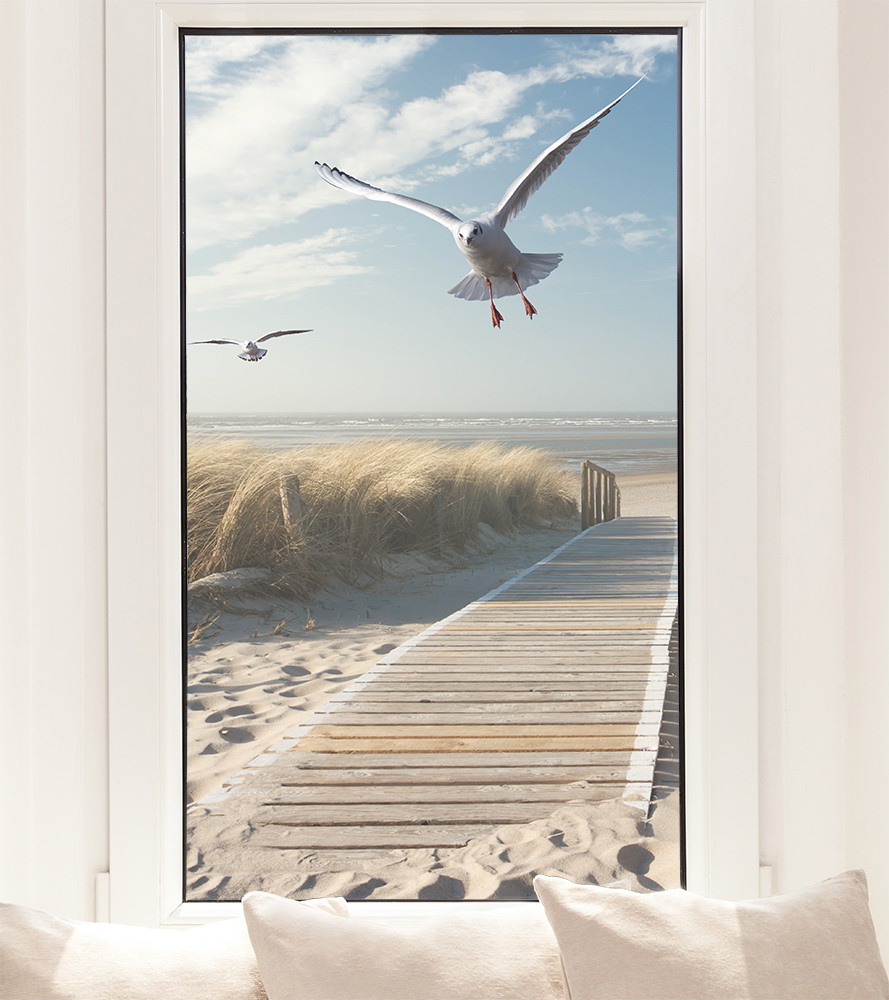 Fensterfolie - Holzweg durch Sanddünen am Strand mit fliegenden Möwen und blauem Himmel