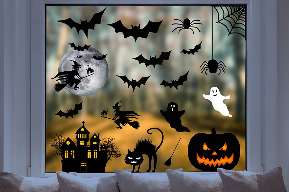Fenstersticker - Halloween-Szene mit Hexen, Geistern, Kürbis und Spinnen vor einem Fenster