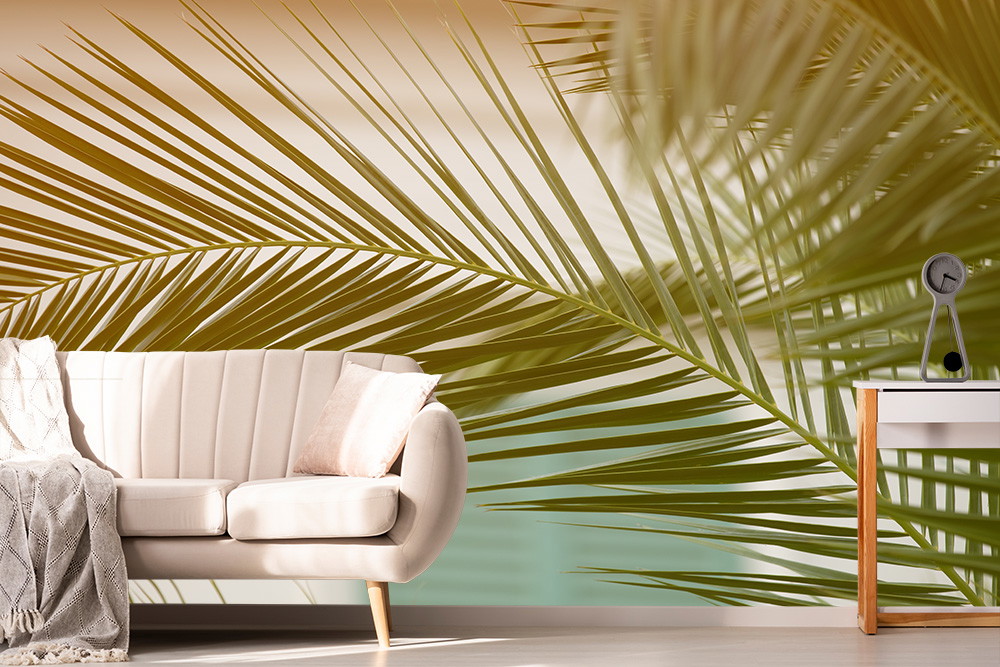 Fototapete - Moderne Inneneinrichtung mit heller Couch und Palmenblatt-Design im Hintergrund