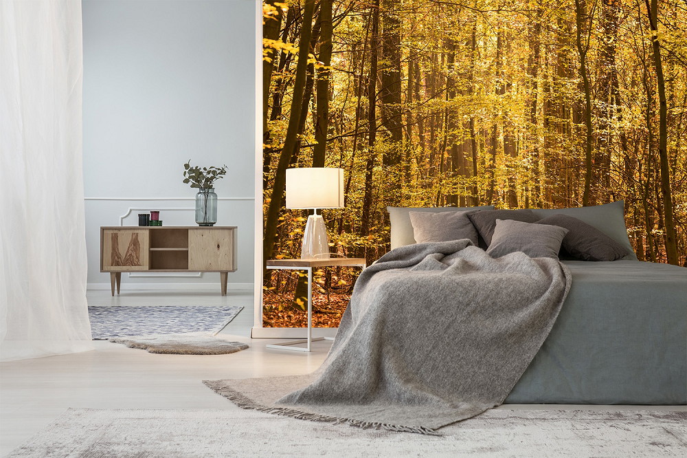 Fototapete - Gemütliches Schlafzimmer mit herbstlicher Wald-Fototapete im Hintergrund