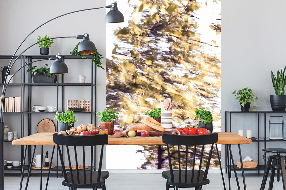 Papier peint photo - Salle à manger avec un papier peint photo décoratif aux couleurs naturelles, une table en bois élégante et une étagère avec des plantes