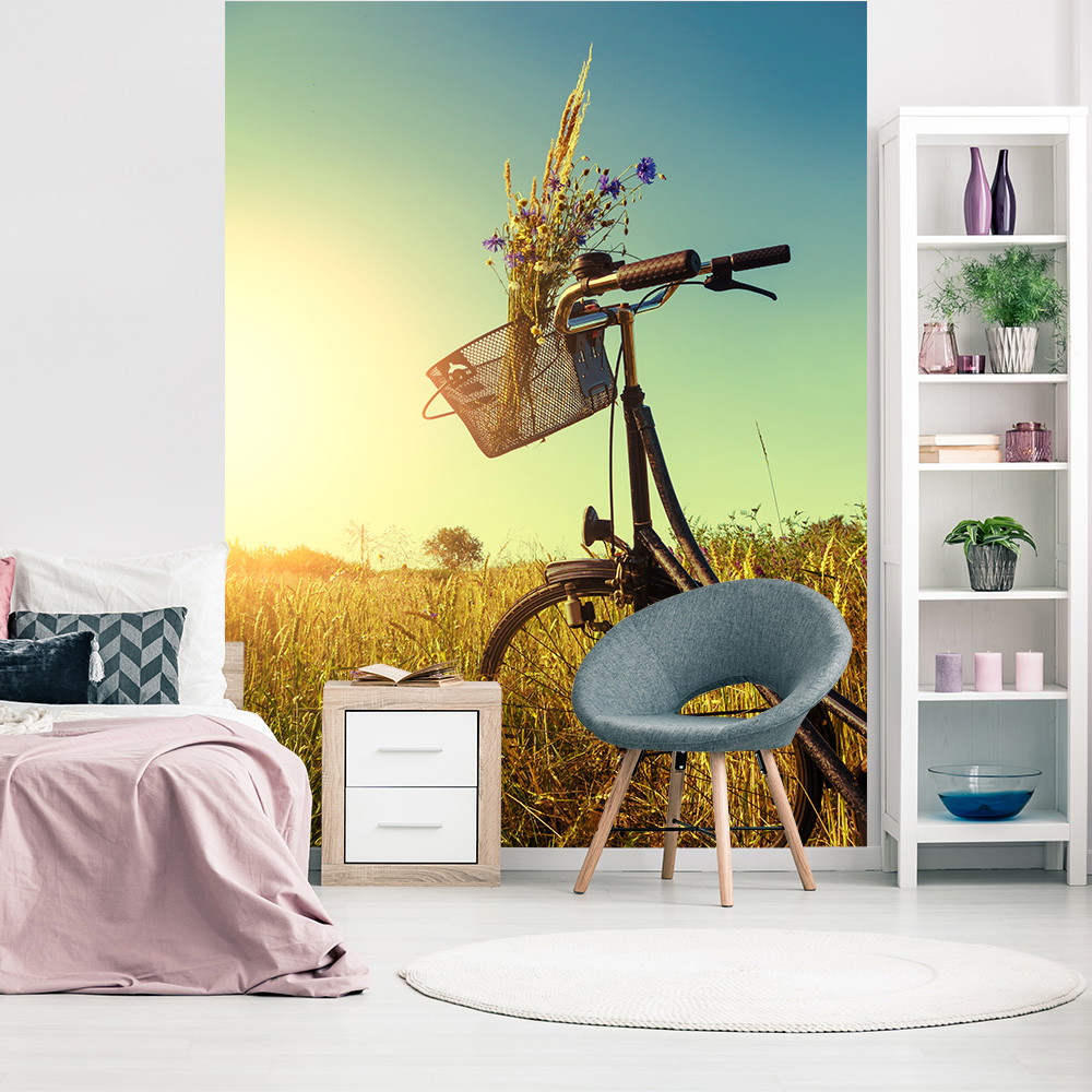 Fototapete - Fahrrad mit Blumen im Korb auf einem Feld bei Sonnenuntergang, dekoriert in einem modernen Schlafzimmer