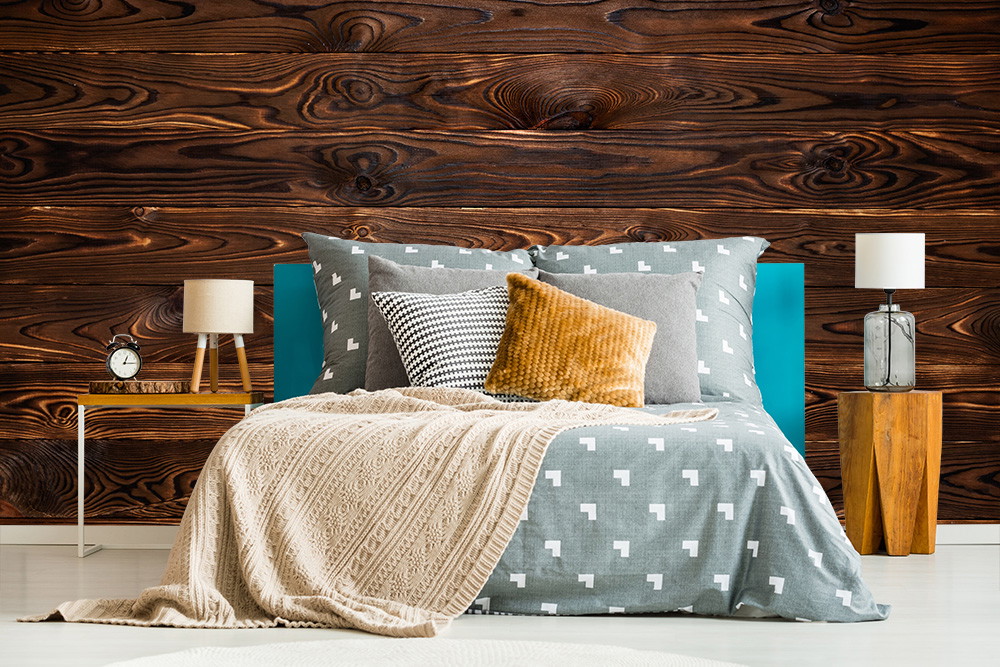 Fotobehang - Moderne slaapkamer met houten wand, stijlvol bed, kussens en nachtkastjes