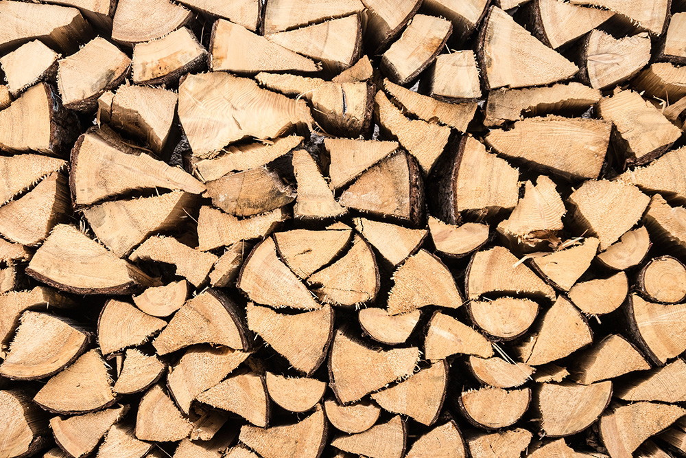 Muurschildering - Detailopname van een stapel brandhout voor decoratie
