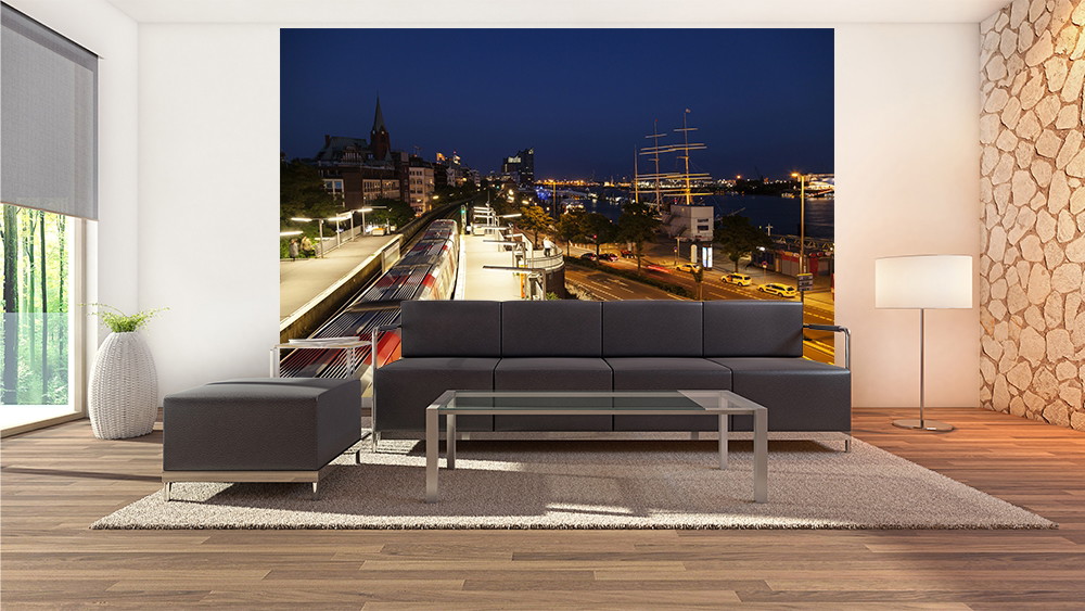 Papier peint photo - Salon élégant avec une grande image de ville la nuit sur le mur, montrant des rues et des trains illuminés