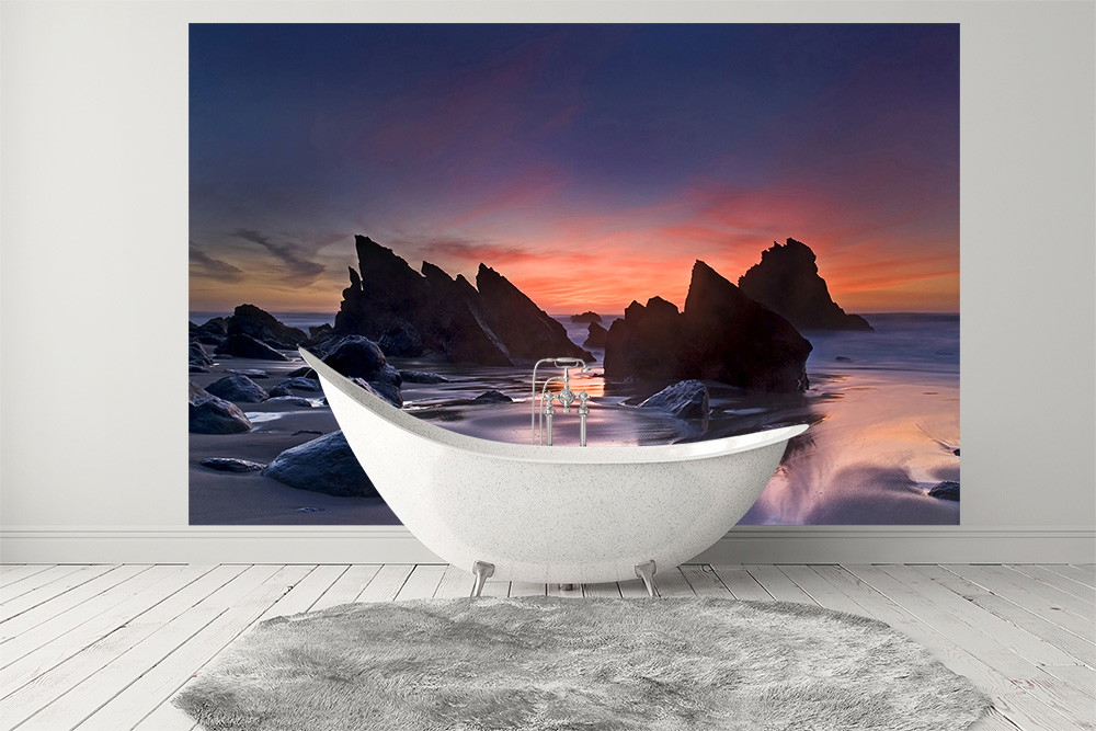 Fototapete - Badewanne vor einer Wand mit Strandmotiv, Sonnenuntergang und Felsen