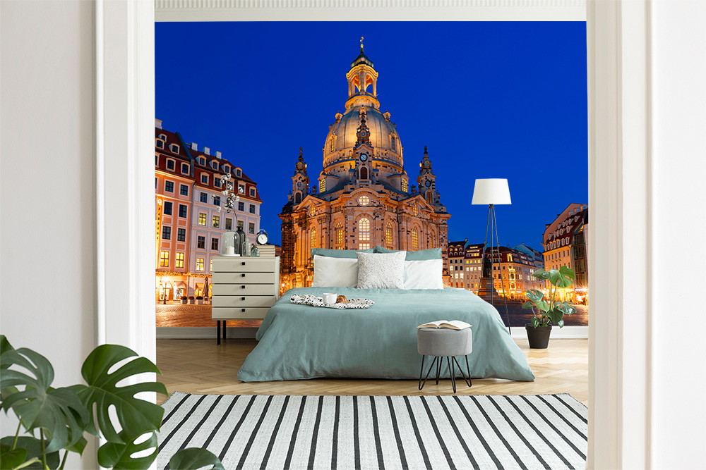 Fotomurale - Camera da letto con interni eleganti e una carta da parati di architettura storica illuminata di notte