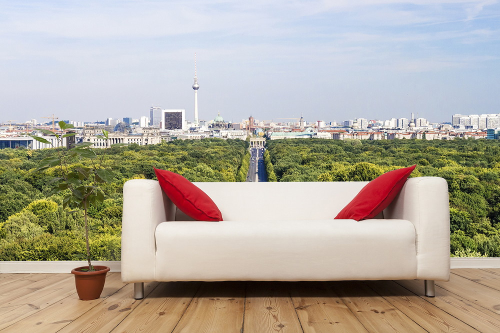 Fototapete - Weißes Sofa mit roten Kissen vor einem Stadtbild von Berlin mit Fernsehturm