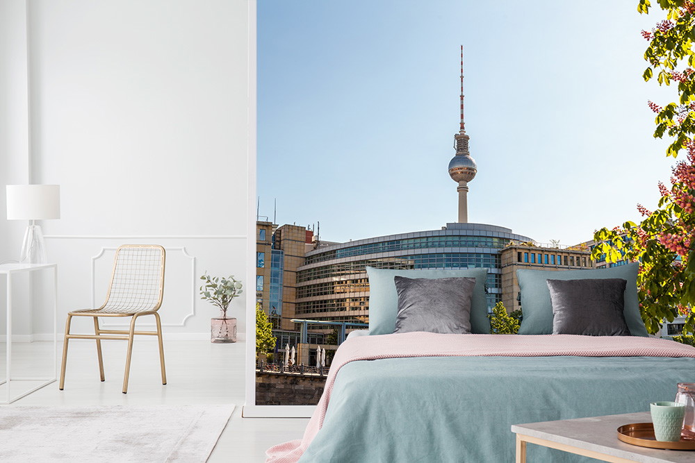 Fototapete - Schlafzimmer mit Blick auf den Berliner Fernsehturm und moderne Inneneinrichtung