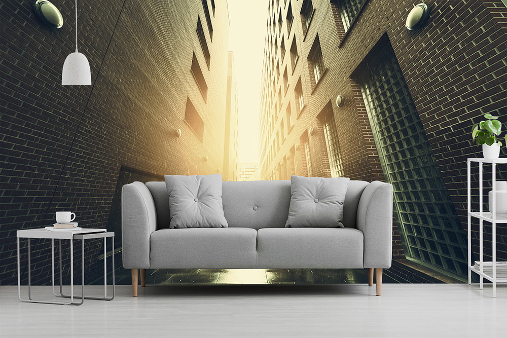 Fototapete - Gemütliches Wohnzimmer mit Sofa, dekoriert mit urbaner Gassen-Fototapete und architektonischen Details, stimmungsvolle Beleuchtung