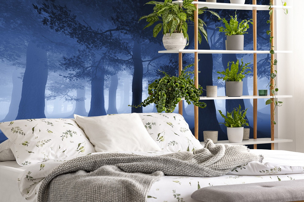 Fototapete - Schlafzimmer mit Fototapete eines mystischen Waldes und grünem Pflanzenregal