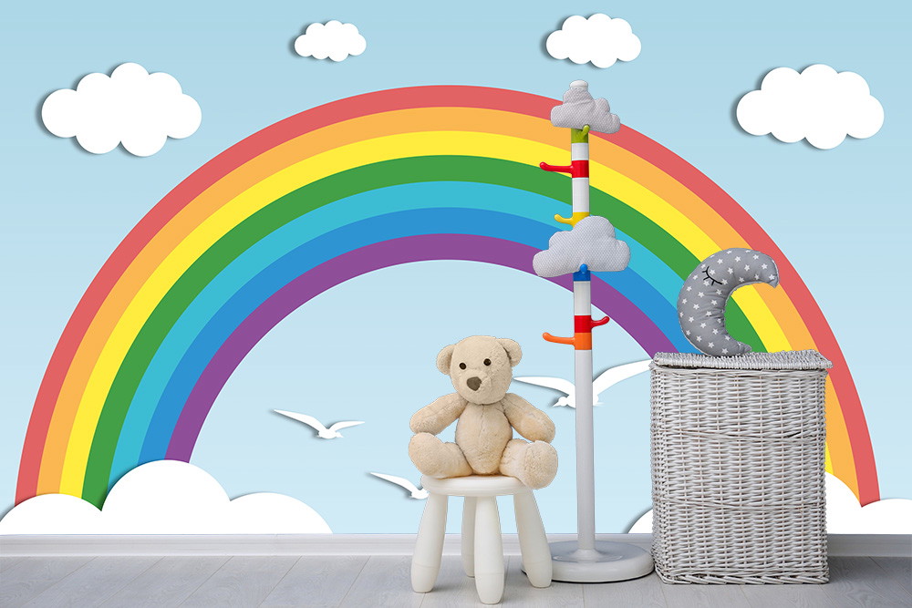 Fototapete - Kinderzimmer mit Regenbogen und Wolken, dekoriert mit Plüschteddy und Kindermöbeln