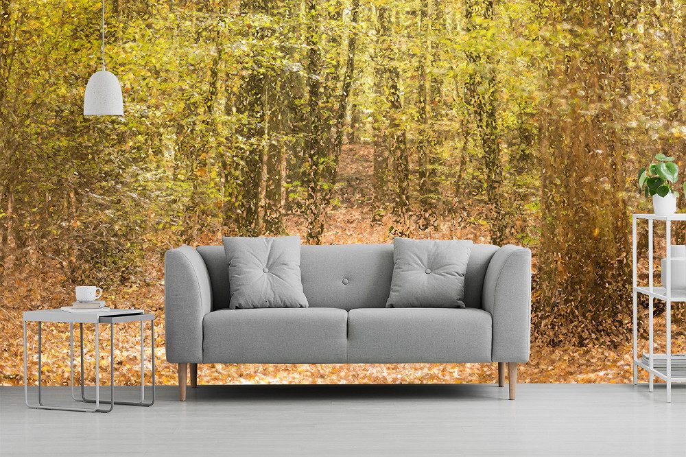 Fototapete - Ein modernes Wohnzimmer mit einem grauen Sofa vor einer herbstlichen Waldtapete, die eine warme und beruhigende Atmosphäre schafft.