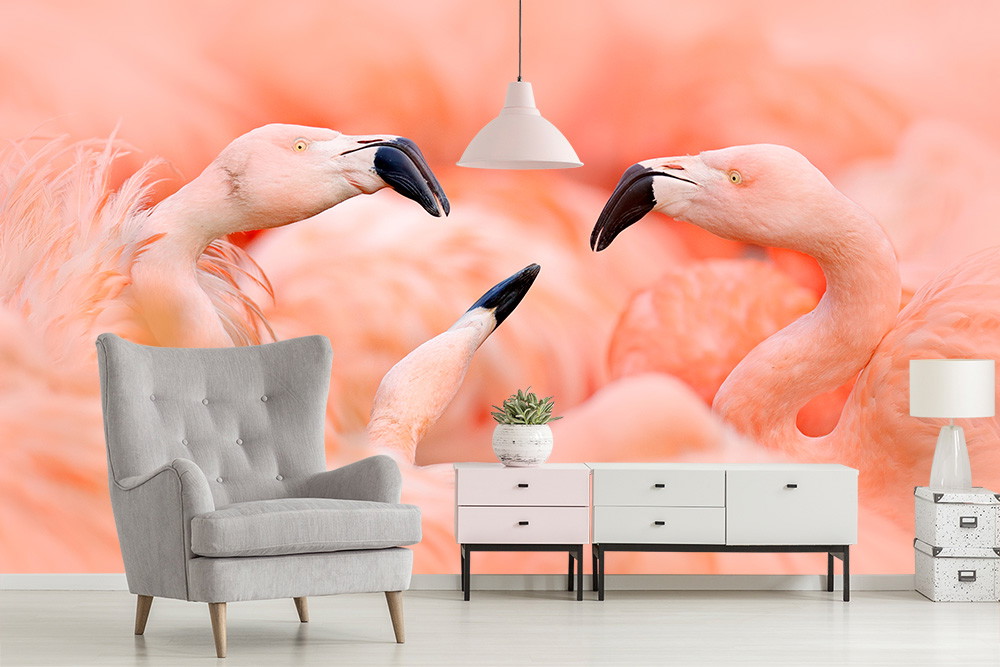 Fototapete - Zwei Flamingos in einem Wohnzimmer, umgeben von rosa Tönen