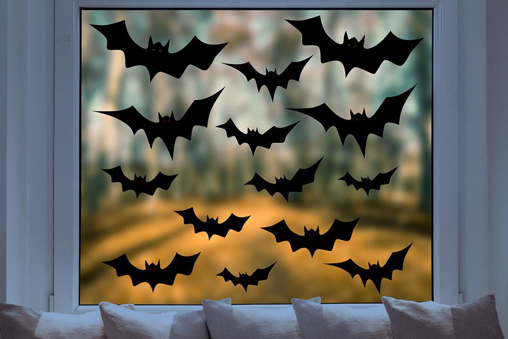 Fenstersticker - Viele schwarze Fledermaus-Silhouetten fliegen vor einem Fenster bei Dämmerung