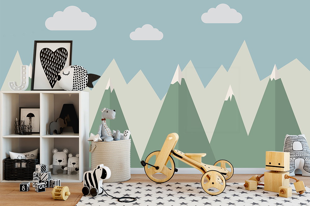 Fototapete - Kinderzimmer mit illustrativer Berglandschaft an der Wand, Holzspielzeug, Kuscheltiere und Aufbewahrungskisten