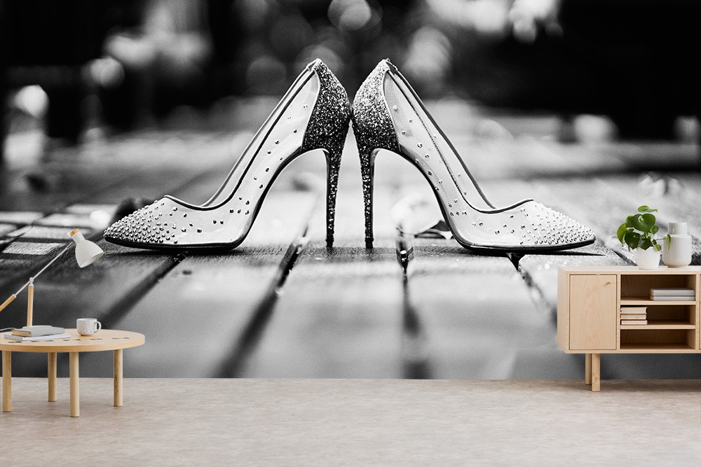 Fototapete - Schwarz-weiß Fotografie von eleganten High Heels mit Glitzerakzenten und Strasssteinen auf einem Holzboden