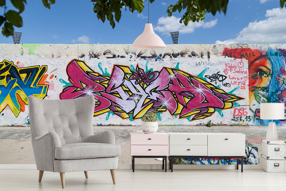 Papier peint photo - mur de graffitis avec de l'art urbain coloré et des meubles modernes au premier plan