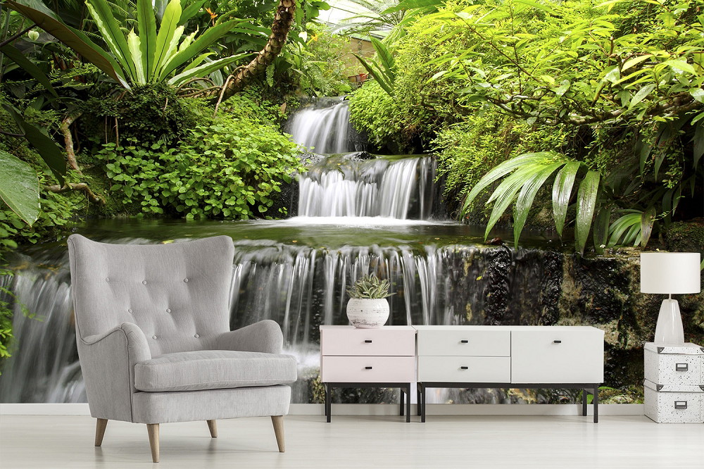 Muurschildering - Tropische waterval met weelderige vegetatie in een moderne woonkamer