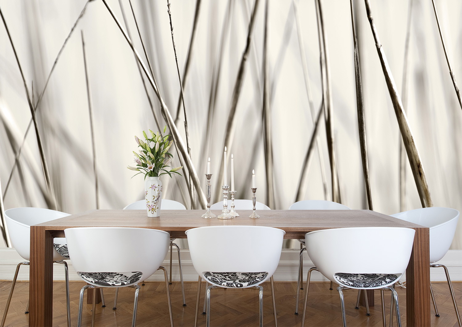 Muurschildering - Elegant eetkamerontwerp met witte stoelen en houten decoraties voor een muur met abstracte bamboepatronen