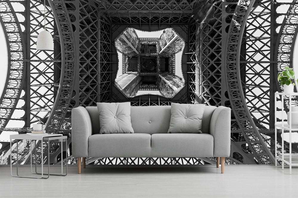 Fototapete - Blick von unten auf die metallische Struktur des Eiffelturms, schwarz-weiß, hinter einem modernen Sofa