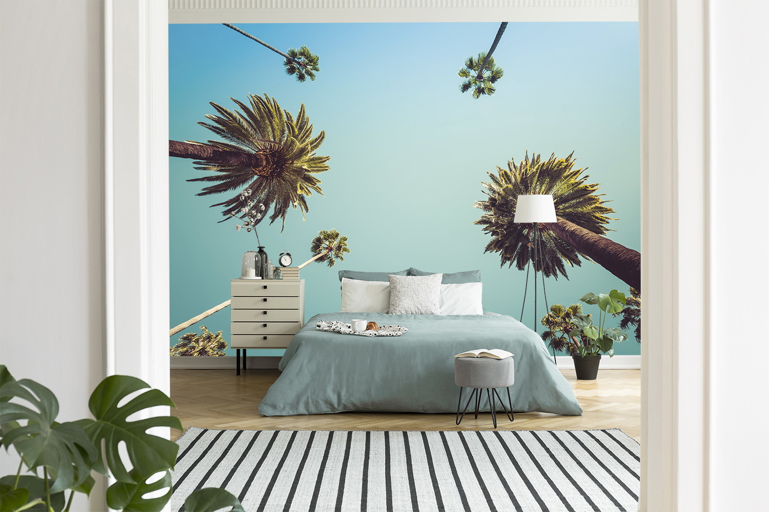 Fototapete - Schlafzimmer mit Palmen-Design und blauem Himmel