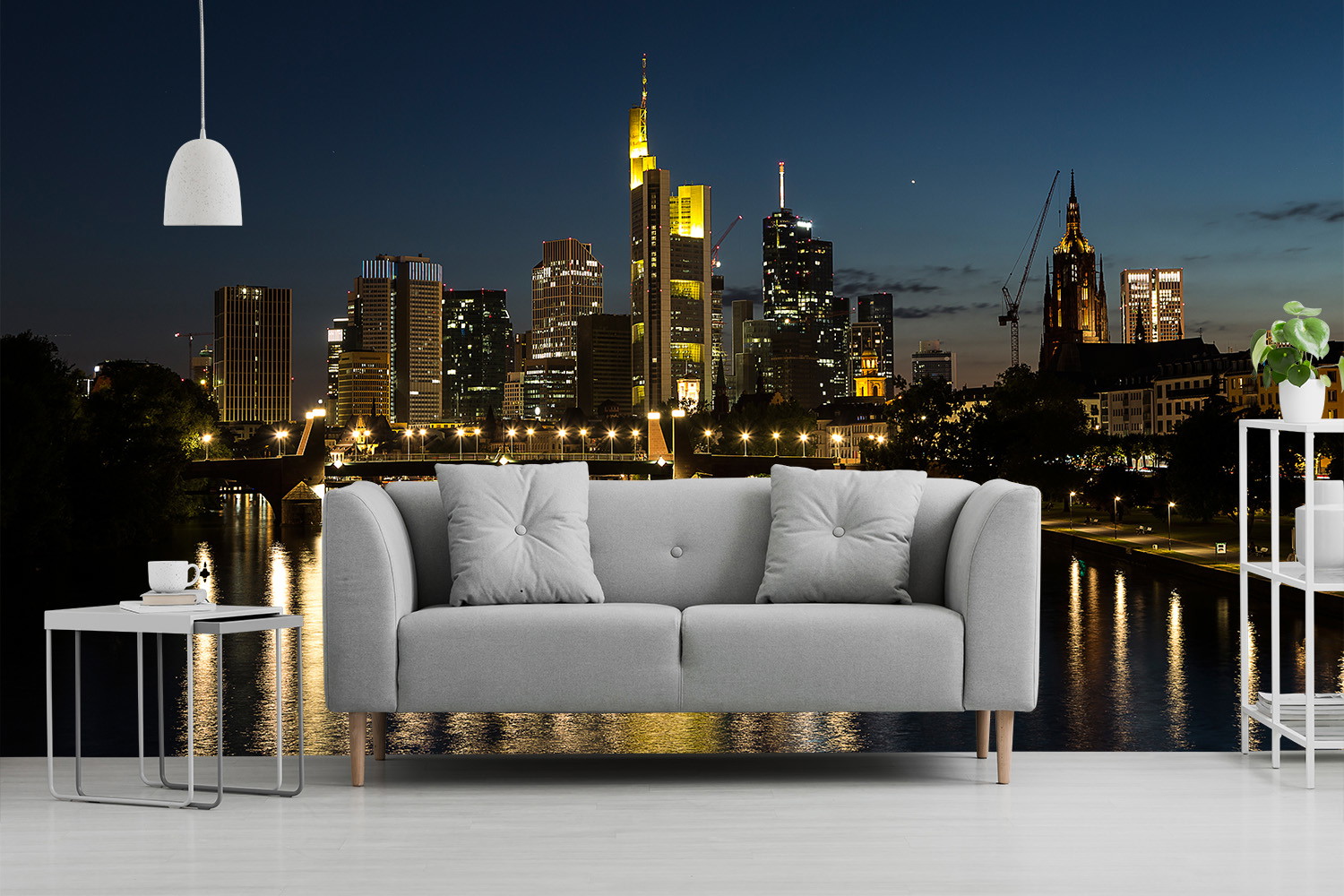 Fototapete - Graues Sofa vor einer Tapete mit abendlicher Skyline von Frankfurt, stilvoll eingerichtet