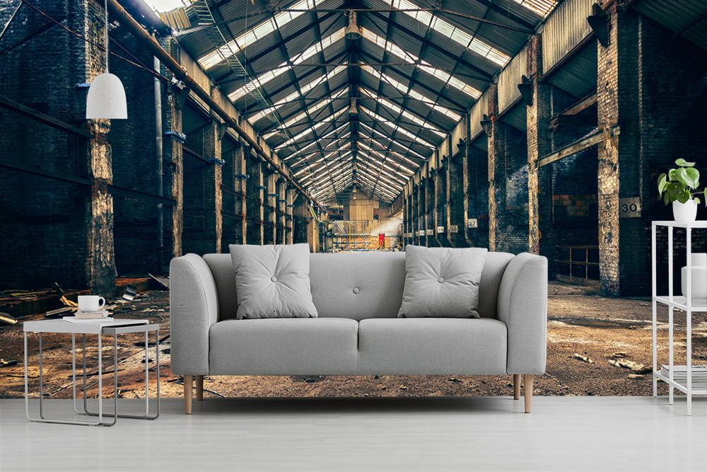 Fototapeta - Sofa przed dużym pomieszczeniem starego warsztatu przemysłowego z wysokimi ścianami i płaskim dachem