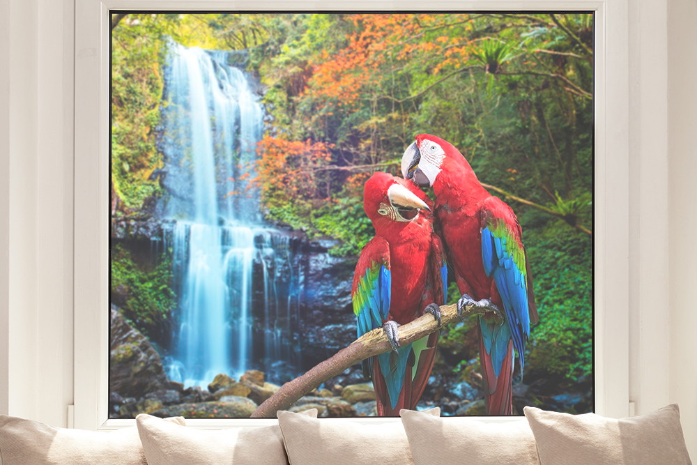 Fototapete - Zwei bunte Papageien sitzen auf einem Ast mit einem Wasserfall und tropischem Wald im Hintergrund
