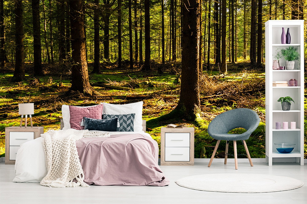 Fototapete - Modernes Schlafzimmer mit Waldmotiv als Akzentwand, gemütlichem Bett und stilvollen Möbeln