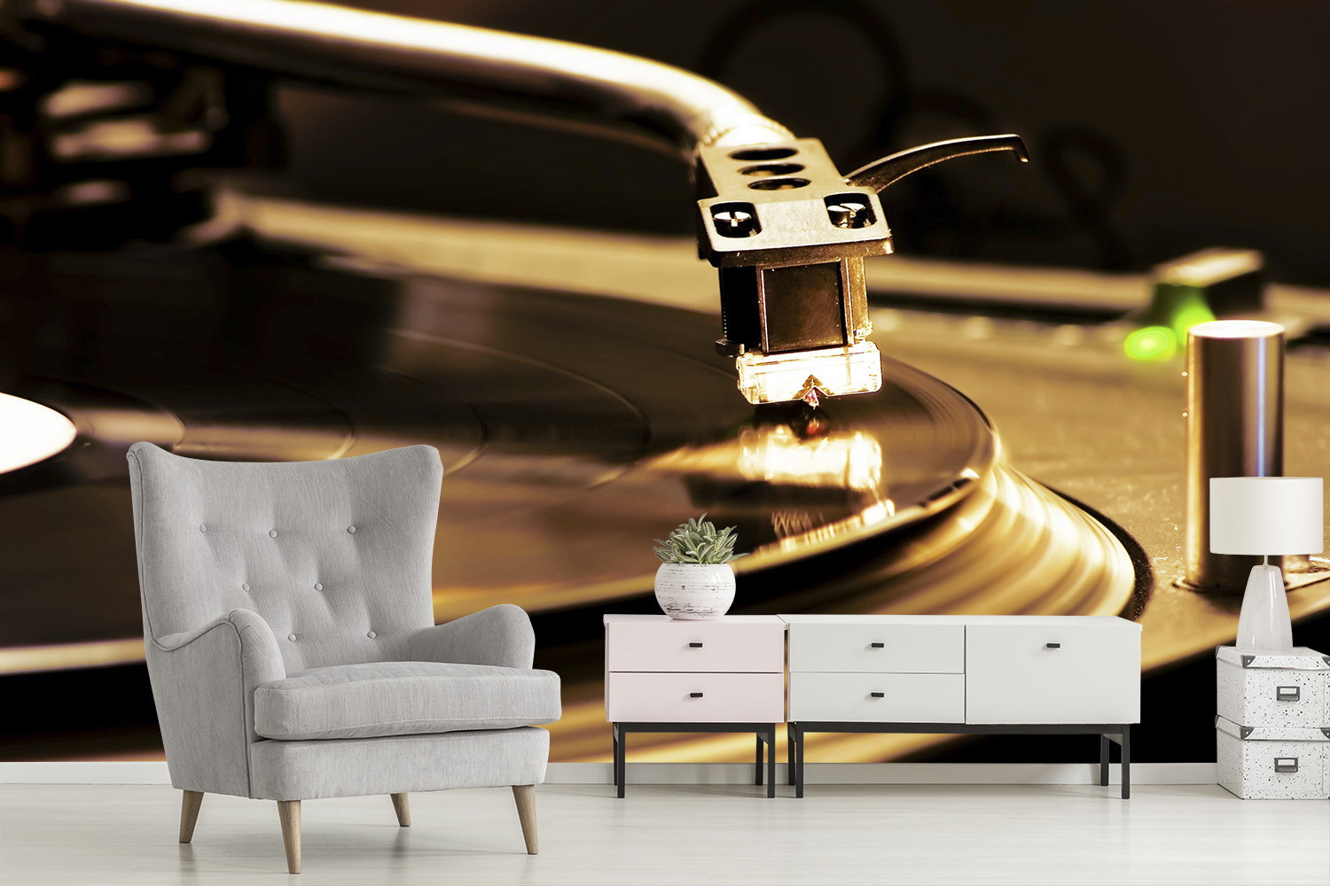 Papier peint photo - Gros plan sur un tourne-disque avec une aiguille sur un disque vinyle, dans une ambiance de salon avec un fauteuil et une commode